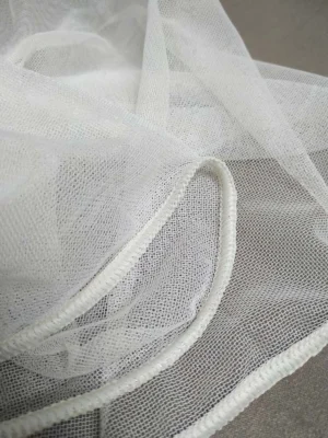 Mutfak Tasarımı: "Ahşap tezgah ve beyaz dolaplarla dekore edilmiş modern bir mutfakta, pencerelere sıcaklık ve doğallık katan krem keten tül perde tasarımı."