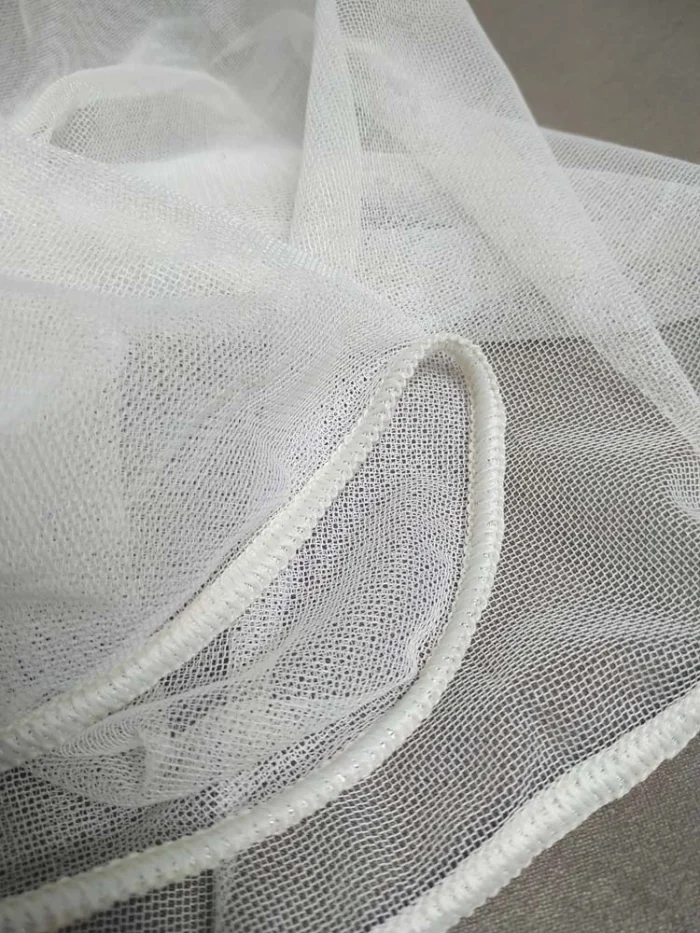 Mutfak Tasarımı: "Ahşap tezgah ve beyaz dolaplarla dekore edilmiş modern bir mutfakta, pencerelere sıcaklık ve doğallık katan krem keten tül perde tasarımı."