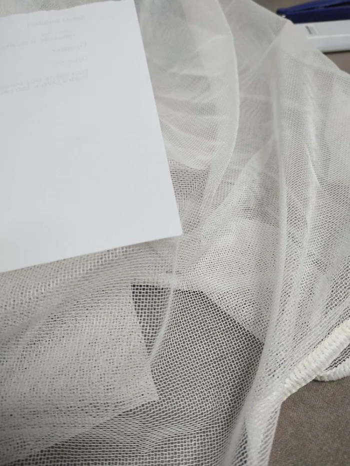 Kontrast ve Stil: "Siyah rüstik boru ile asılmış, dökümlü yapısı ve pastel tonuyla mutfağa 'Farmhouse' şıklığı katan kaliteli keten tül perde sergisi."