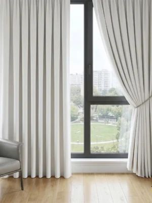 Witto serisinin kırık beyaz tonundaki kaliteli dokumasını ve ipeksi mat yüzeyini gösteren yakın plan çekimi; kumaşın kusursuz döküm ve lif detayı