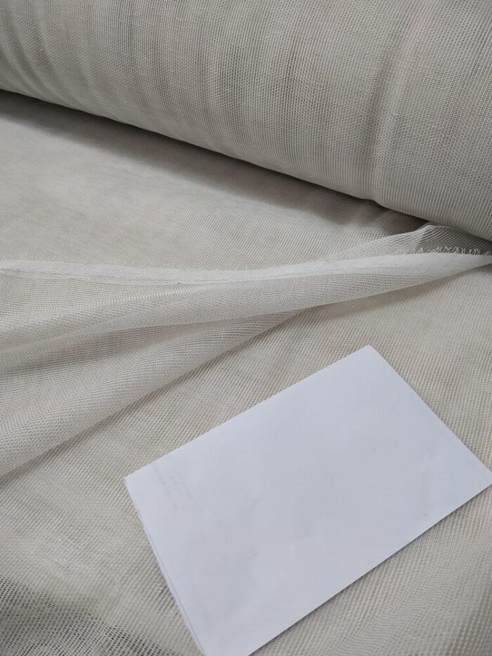 Ahşap tezgah ve beyaz dolaplarla dekore edilmiş modern bir mutfakta, pencerelere gövde ve sıcaklık katan kalın dokulu krem keten tül fon perde