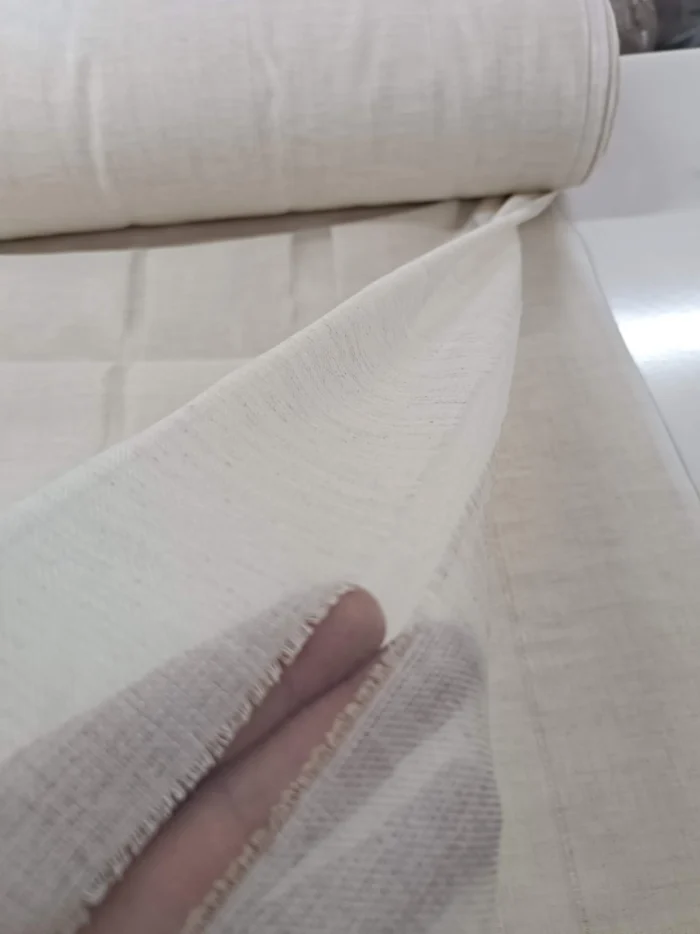 Krem şeritli keten mutfak tül perdesinin gözenekli lifleri arasından süzülen güneş ışığının, mutfakta yarattığı huzurlu ve doğal aydınlık