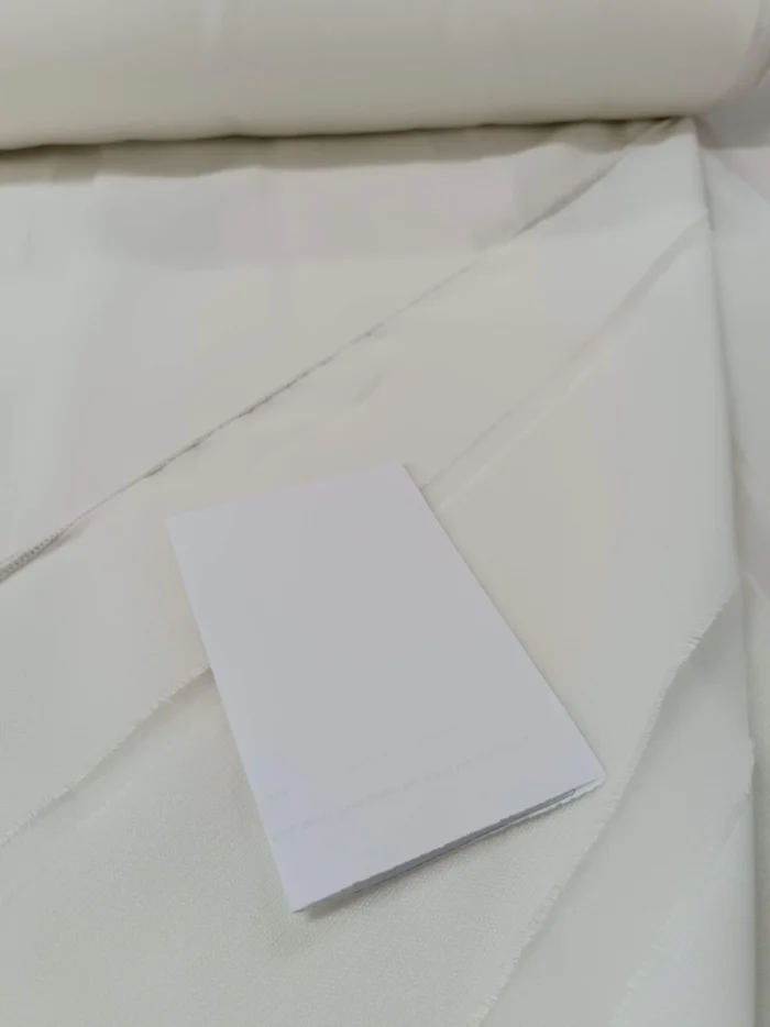 Line şeritli krem keten kumaşın doğal lif yapısını ve dikey dokuma detaylarını sergileyen yakın plan çekimi; mutfaklar için modern rüstik tekstür