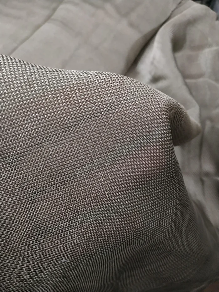 nox beyaz eşyalar ve antrasit dolaplarla uyum sağlayan, dökümlü yapısı sayesinde mutfağa derinlik katan düz kurşun rengi tül perde tasarımı.