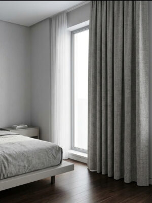 "Ekru keten tüllerle kombinlenmiş, hasır yapısı sayesinde pencerelerde zengin ve doğal bir duruş sergileyen sütlükahve fon perde uygulaması."