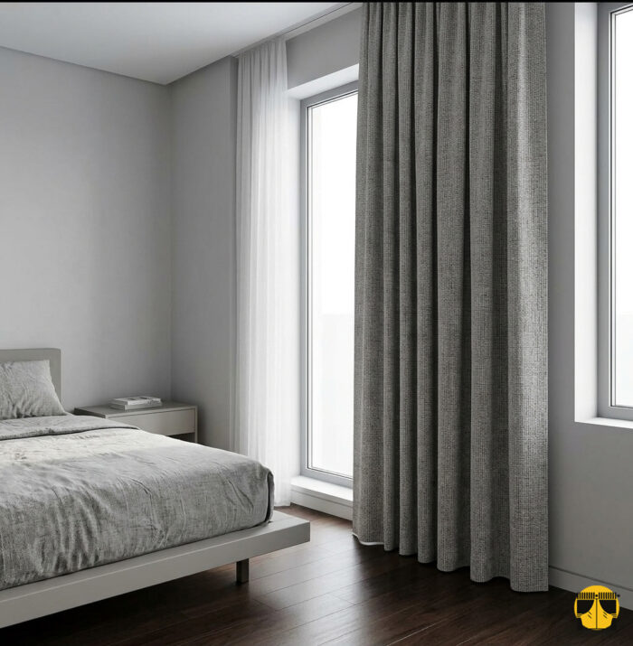 "Ekru keten tüllerle kombinlenmiş, hasır yapısı sayesinde pencerelerde zengin ve doğal bir duruş sergileyen sütlükahve fon perde uygulaması."