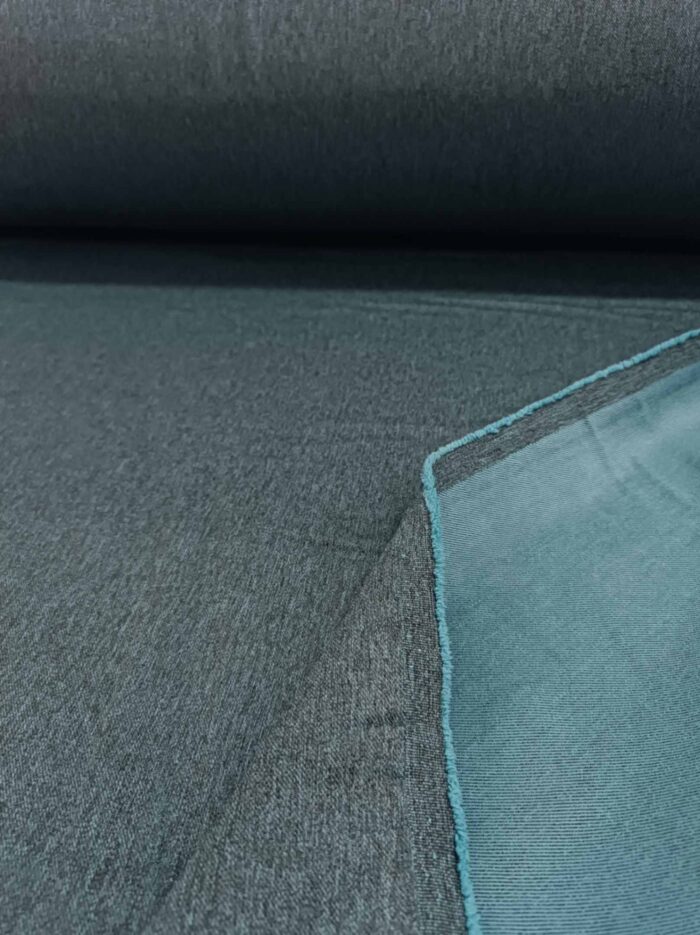 "Kırışmaya dayanıklı yapısı ve nefes alan kaliteli dokusuyla yatak odaları için ideal, ütü gerektirmeyen premium petrol mavisi fon perde detayı."