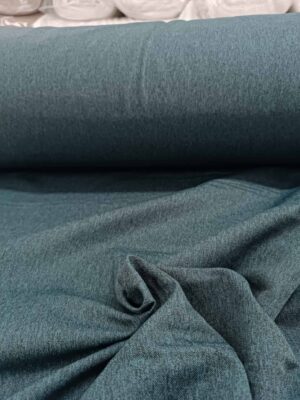 "Geniş balkon pencerelerinde tavandan yere kadar uzanan, odayı daha yüksek ve huzurlu gösteren sık pileli petrol mavisi fon perde tasarımı."