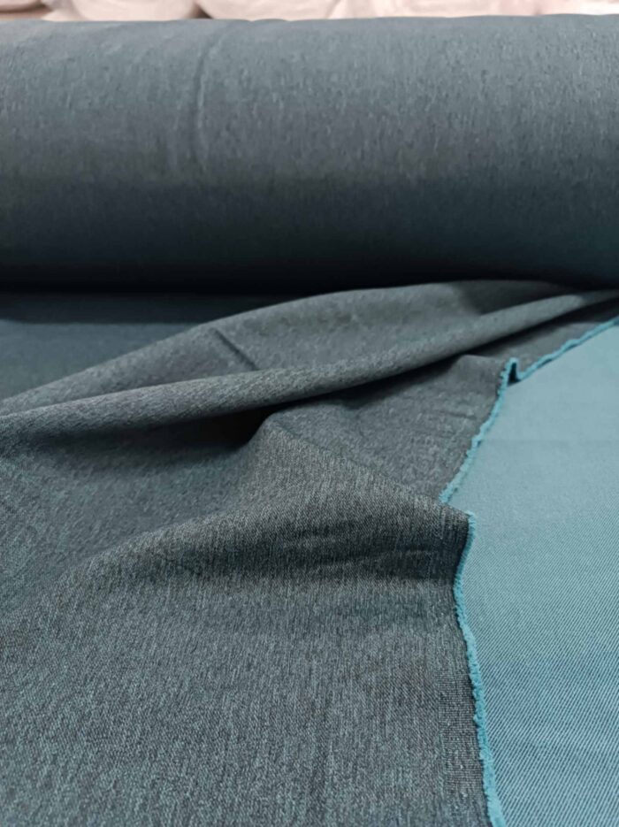 "Mat yüzeyi sayesinde ışığı yansıtmayan, dikey dökümüyle pencerelerde lüks bir duruş sergileyen kaliteli petrol mavisi perde görseli."