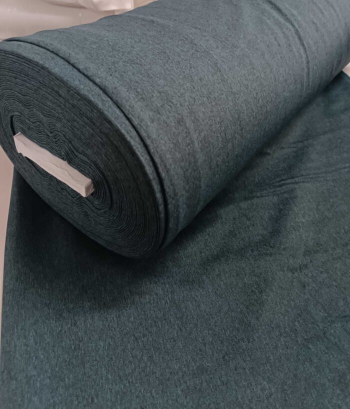 "Modern maskülen dekorasyon anlayışına uygun, koyu tonuyla odaya mahremiyet ve derinlik kazandıran kaliteli fon perde görseli."