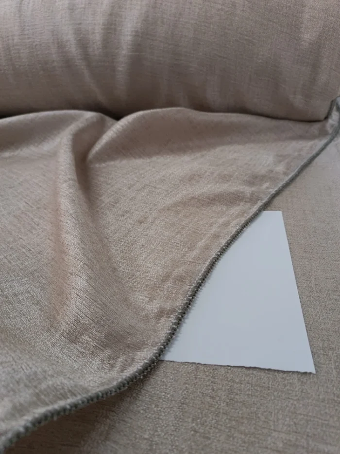 "Leke gizleyen bal köpüğü rengi ve kırışmaya dayanıklı yapısıyla mutfaklar için ideal, ütü gerektirmeyen premium parlak tül perde detayı."