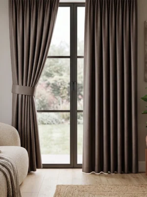 "Ekru keten tüllerle kombinlenmiş, pencerelerde modern bir rustik şıklık oluşturan ağır dökümlü kahverengi blackout perde uygulaması."