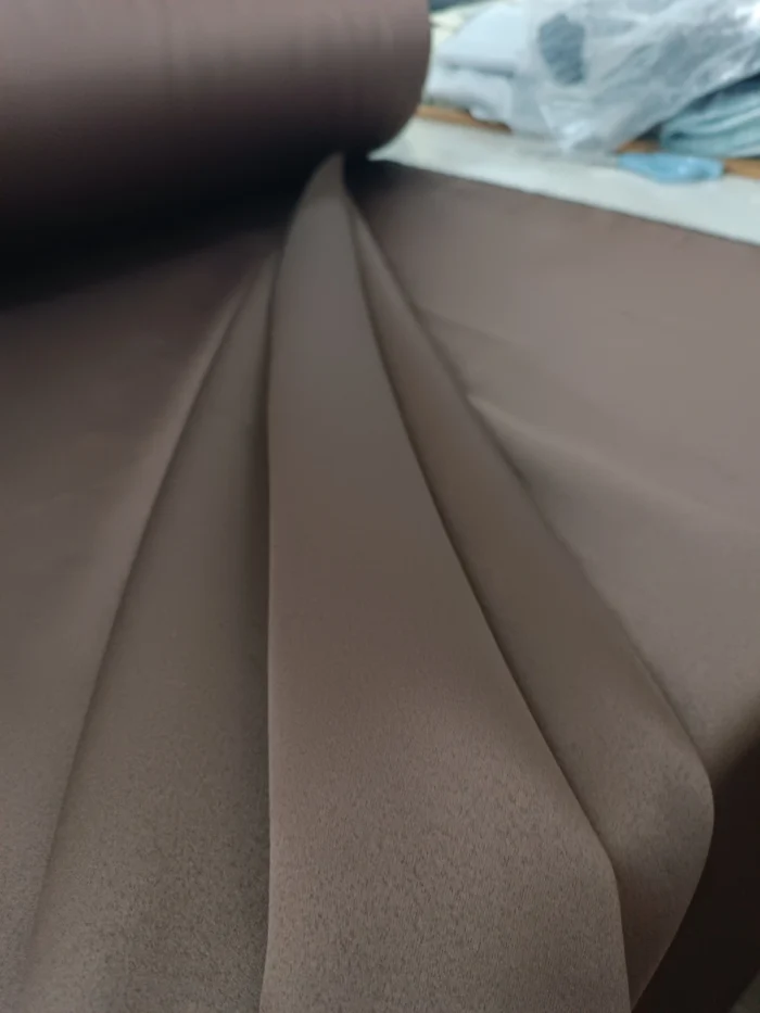 "Ağır dökümü sayesinde rüzgarda formunu bozmayan, ütü zahmetini ortadan kaldıran profesyonel dikim Bolton serisi blackout perde."