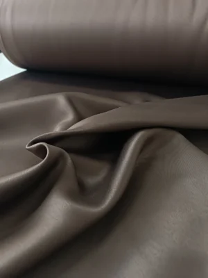 "Isı ve ses yalıtımı sağlayan kalın lifli yapısıyla modern evler için ideal, ütü gerektirmeyen kahverengi karartma perde detayı."