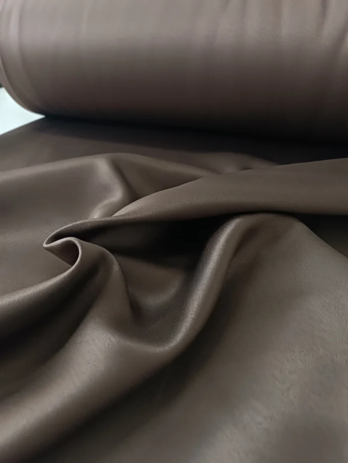 "Isı ve ses yalıtımı sağlayan kalın lifli yapısıyla modern evler için ideal, ütü gerektirmeyen kahverengi karartma perde detayı."