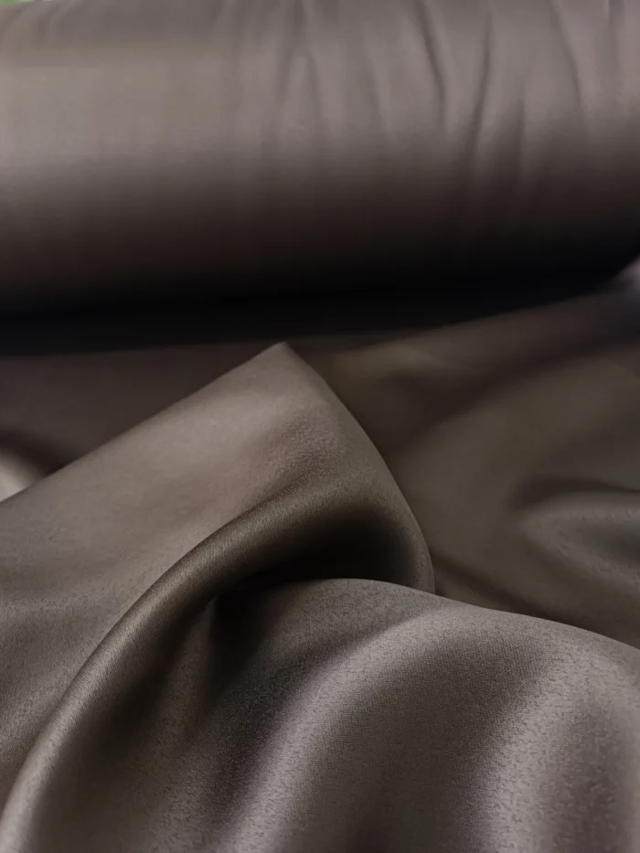 "Ev sineması odalarında profesyonel bir karanlık sunan, mat dokusuyla ışığı yansıtmayan dekoratif kahverengi blackout perde görseli."