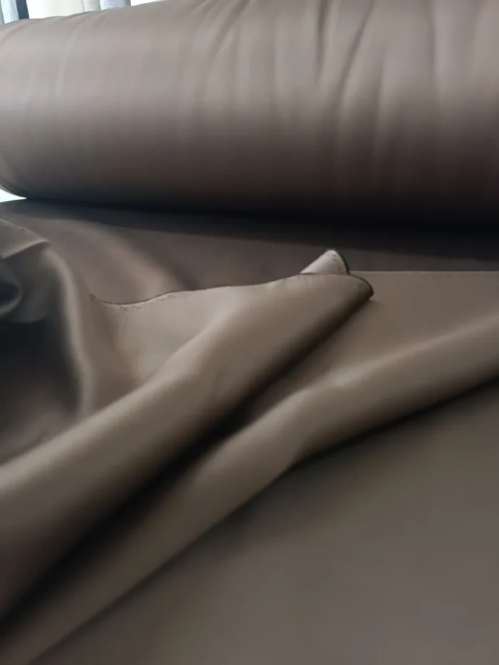 "Mat yüzeyi sayesinde ışığı emen, dikey pileli yapısıyla pencerelerde lüks bir duruş sergileyen kaliteli karartma perde görseli."