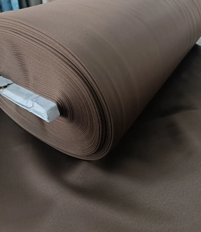 "Beyaz duvarlar önünde asil bir kontrast oluşturan, yüksek gramajlı ve ışık sızdırmaz özellikli kaliteli kahverengi fon perde."