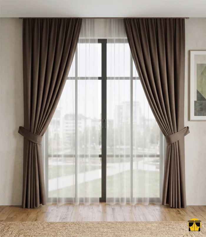 "Modern bir salonda gün ışığını %100 engelleyerek ısı yalıtımı sağlayan dökümlü Bolton kahverengi karartma perde tasarımı."