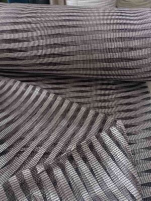 "Bomlo lila çizgili mutfak tül perdesinin dikey desenleri arasından süzülen güneş ışığının, mutfakta yarattığı pastel ve huzurlu aydınlık."