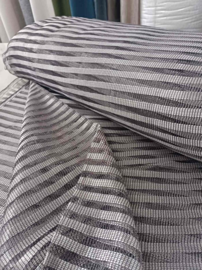 "Kırışmaya dayanıklı yapısı ve bahar tazeliği veren lila rengiyle mutfaklar için ideal, ütü gerektirmeyen premium tül perde detayı."