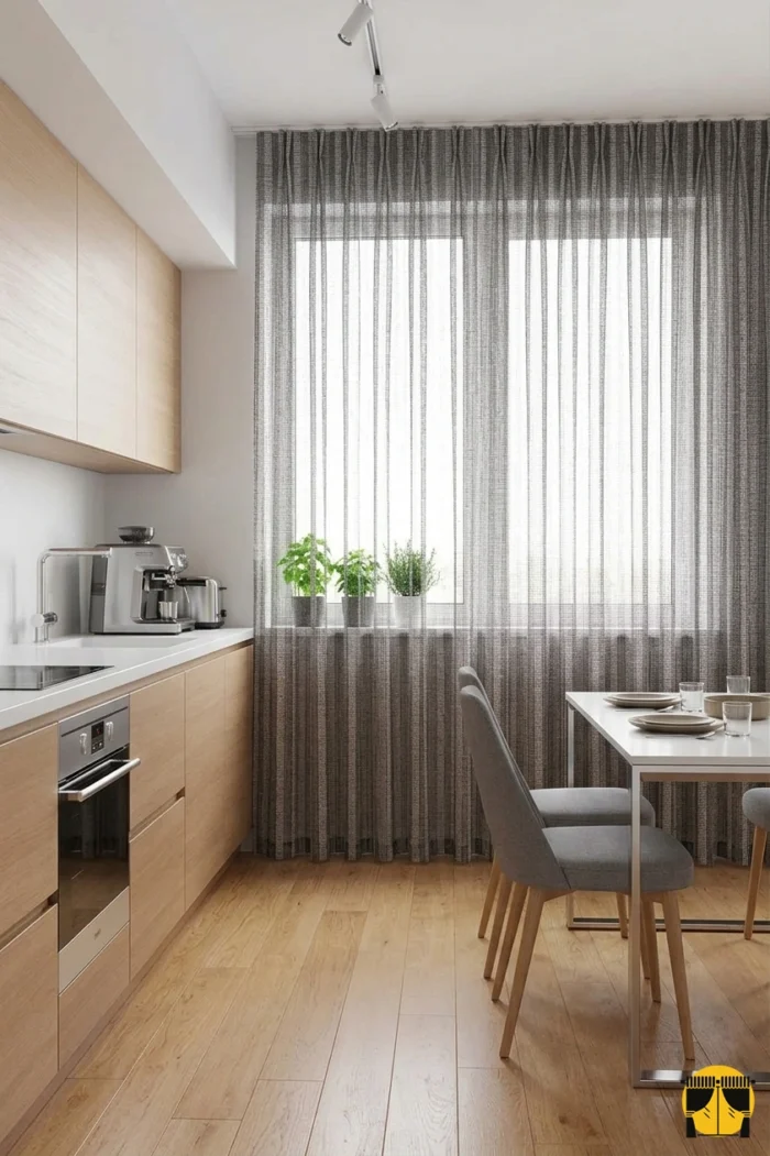 "Modern minimalist dekorasyon anlayışına uygun, çizgili yapısıyla tavanı yüksek gösteren kaliteli lila mutfak tülü."