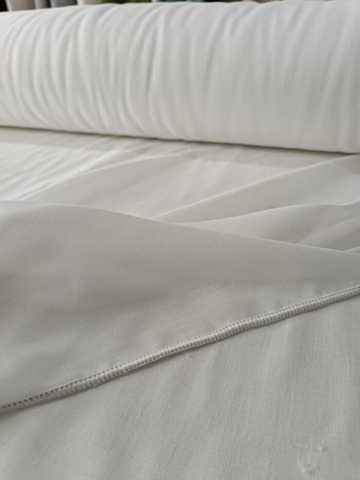 "Ağır dökümü sayesinde rüzgarda formunu bozmayan, ütü zahmetini ortadan kaldıran profesyonel dikim Lapaz ekru krem keten tül perde."