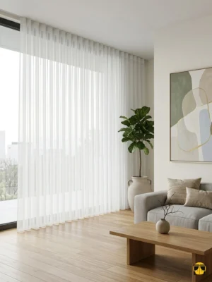 "Doğal keten dokuma teknolojisiyle üretilmiş ekru krem tonundaki dökümlü hasır tül perde kumaşını sergileyen yakın plan çekimi."