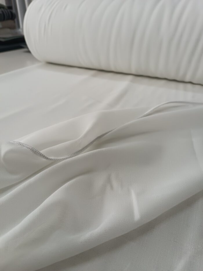 "Kahverengi fon perdelerle kombinlenmiş, hasır yapısı sayesinde pencerelerde zengin bir duruş sergileyen ekru krem keten tül perde uygulaması."