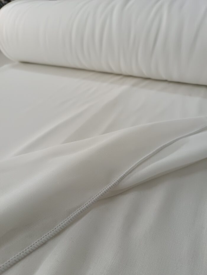 "Kırışmaya dayanıklı yapısı ve nefes alan kaliteli keten dokusuyla yazlık evler için ideal, ütü gerektirmeyen premium ekru tül perde detayı."