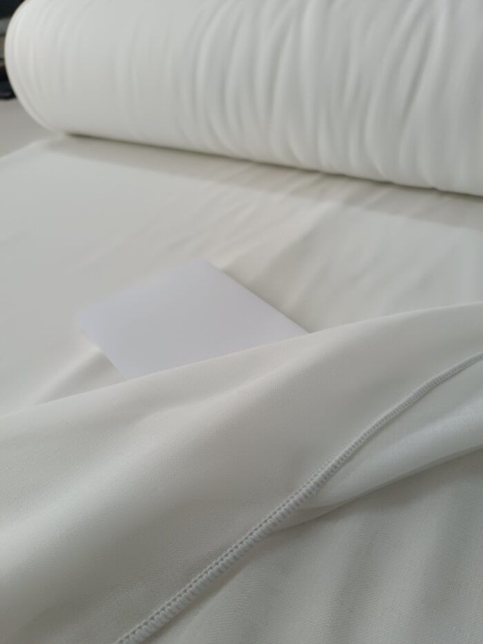 "Mutfak pencerelerinde mahremiyeti artıran sık dokulu hasır yapısı ve gün ışığını asilce süzme özelliğiyle modern krem tül perde görseli."