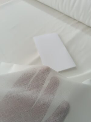 "Modern minimalist dekorasyon anlayışına uygun, sararma yapmayan ve doğal döküme sahip kaliteli Lapaz ekru tül perde arka planı."