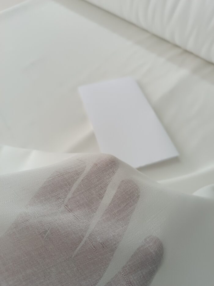 "Modern minimalist dekorasyon anlayışına uygun, sararma yapmayan ve doğal döküme sahip kaliteli Lapaz ekru tül perde arka planı."