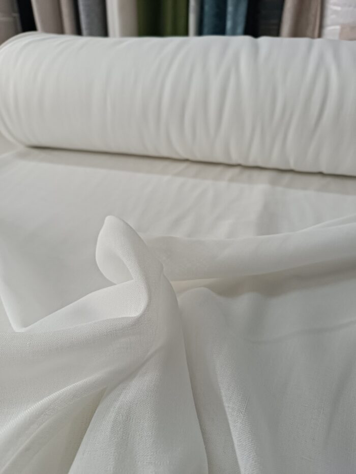 "Geniş balkon kapılarında tavandan yere kadar uzanan, odayı daha sıcak ve ferah gösteren hasır detaylı keten tül perde tasarımı."