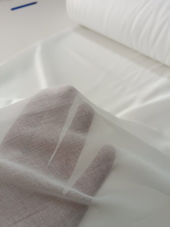 "Mat yüzeyi sayesinde ışığı yansıtmayan, pürüzsüz dökümüyle pencerelerde rüstik bir şıklık sunan kaliteli keten tül perde görseli."