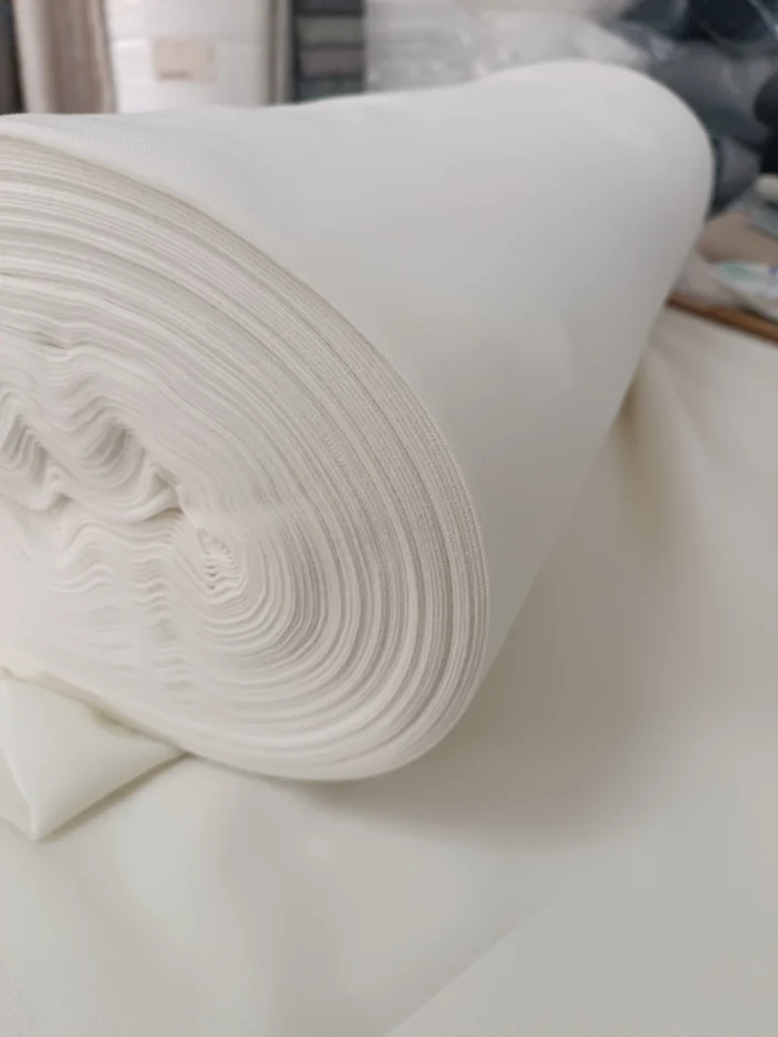 "Ahşap mobilyalar ve hasır aksesuarlarla dekore edilmiş modern bir salonda, pencerelere doğal bir derinlik katan Lapaz krem keten tül tasarımı."