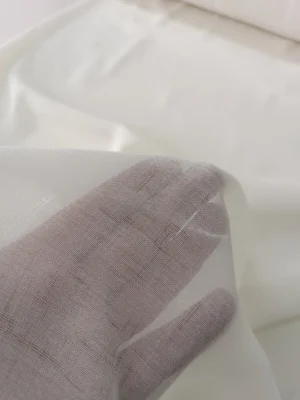 "Kırışmaya dayanıklı yapısı ve nefes alan kaliteli keten dokusuyla yazlık evler için ideal, ütü gerektirmeyen premium krem tül perde detayı."