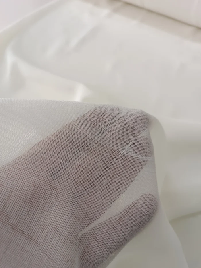 "Kırışmaya dayanıklı yapısı ve nefes alan kaliteli keten dokusuyla yazlık evler için ideal, ütü gerektirmeyen premium krem tül perde detayı."