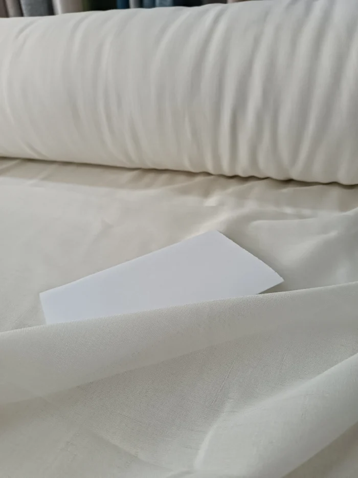 "Kırışmaya dayanıklı yapısı ve nefes alan kaliteli keten dokusuyla yazlık evler için ideal, ütü gerektirmeyen premium krem tül perde detayı."