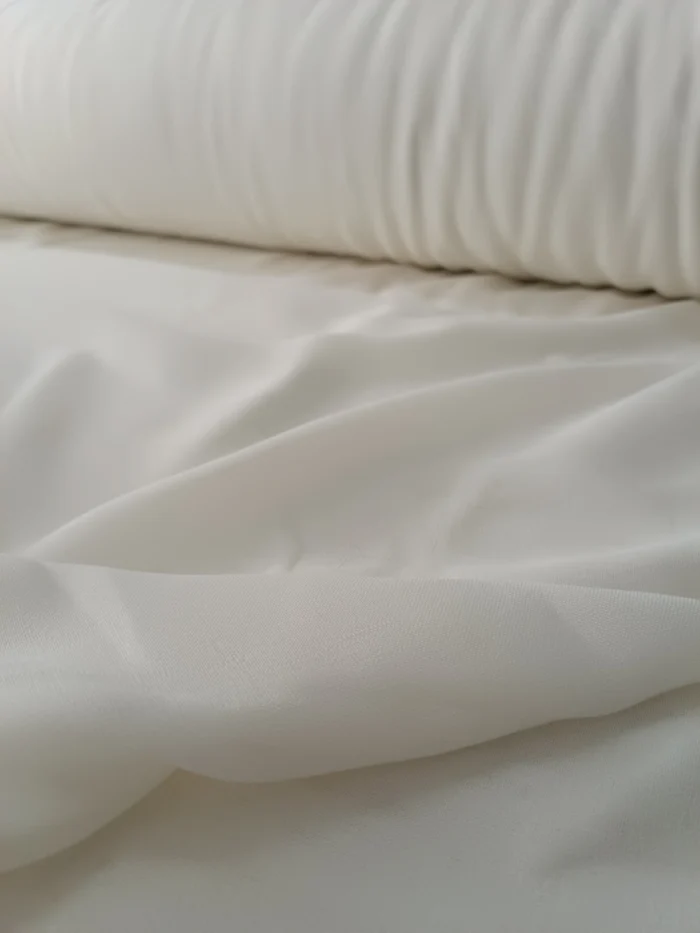 "Kırışmaya dayanıklı yapısı ve nefes alan kaliteli keten dokusuyla yazlık evler için ideal, ütü gerektirmeyen premium krem tül perde detayı."