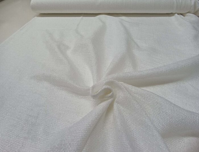 "Modern minimalist mutfak dekorasyonuna uygun, gün ışığını yumuşakça filtreleyen kaliteli tül perde görseli."