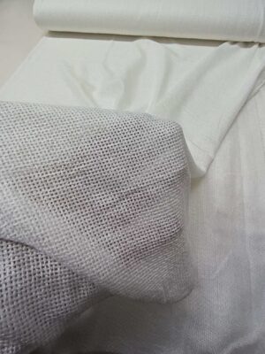 "Tezgah üstü pencereler için tasarlanmış, boyu ayarlanabilir dökümlü kırık beyaz kalın tül perde tasarımı."