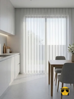 "Altın rengi şeritli parıltılı ekru beyaz mutfak tül perdesinin dikey nakışları arasından süzülen güneş ışığının, mutfakta yarattığı lüks ve huzurlu aydınlık."