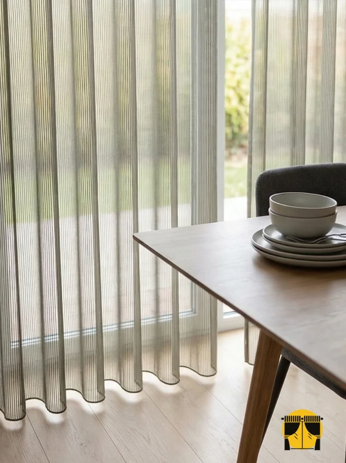 "Leke gizleyen kurşun kahve tonuyla mutfaktan yemek alanına kadar her alanda pratik ve estetik kullanım sunan zırh dokulu kaliteli tül perde detayı."