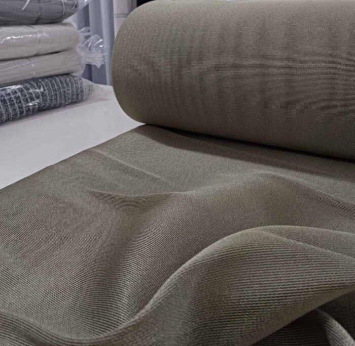 "Endüstriyel zırh dokusuyla üretilmiş, leke kamufle eden kurşun kahve tonundaki pürüzsüz yüzeyi ve ipeksi dökümünü sergileyen mutfak perdesi yakın plan çekimi."