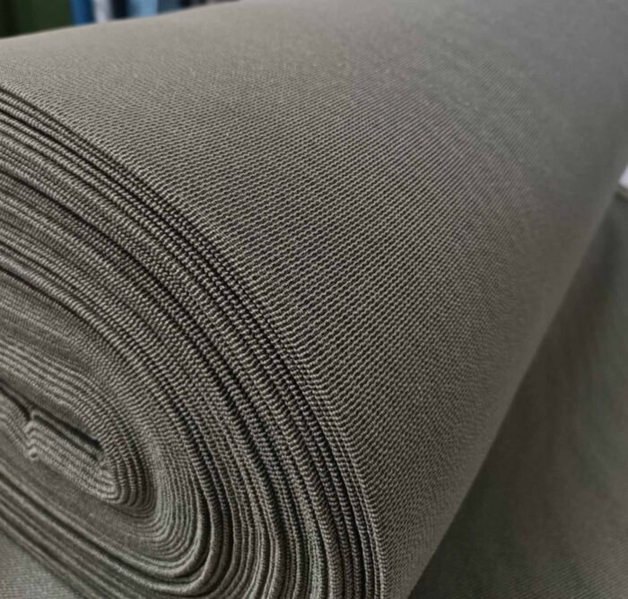 "Modern bir mutfakta, beton görünümlü tezgah ve siyah ankastre setler önünde karizmatik bir zarafet sunan dökümlü kurşun kahve tül perde tasarımı."