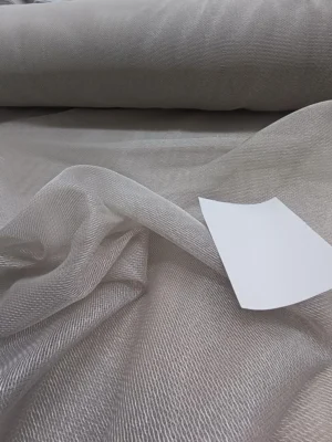 "Bej rengi düz mutfak tül perdesinin ipeksi dokusu arasından süzülen güneş ışığının, mutfakta yarattığı sıcak, doğal ve huzurlu aydınlık."