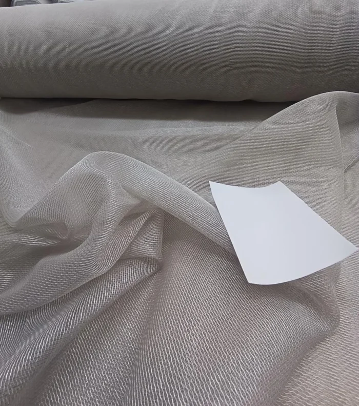 "Bej rengi düz mutfak tül perdesinin ipeksi dokusu arasından süzülen güneş ışığının, mutfakta yarattığı sıcak, doğal ve huzurlu aydınlık."