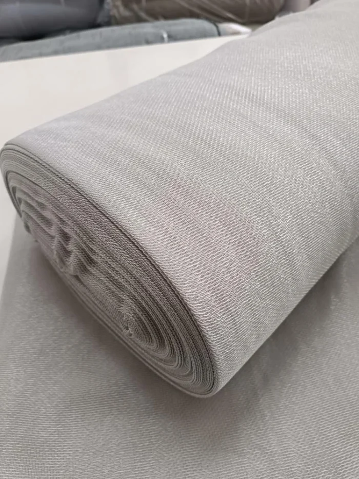 "Düz dokuma teknolojisiyle üretilmiş bej tonundaki pürüzsüz yüzeyi ve dökümlü lif yapısını sergileyen modern mutfak tül perdesi yakın plan çekimi."