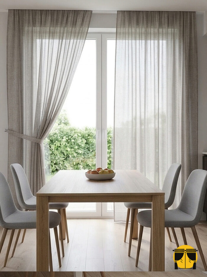 "Mutfak pencerelerinde mahremiyeti artıran sık dokulu yapısı ve gün ışığını asilce süzme özelliğiyle modern gri tül perde görseli."